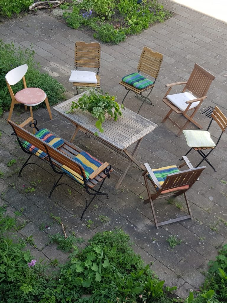 Eine Sitzgruppe auf einer Terrasse.