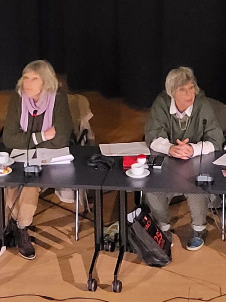 Christiane Kaminski (links) und Stefanie Brinkmann- Gerdes (rechts) auf dem Podium.
