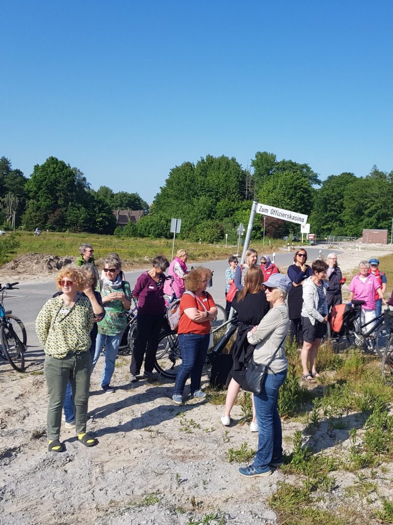 Eine Gruppe von Frauen besichtigt einen Bauplatz.