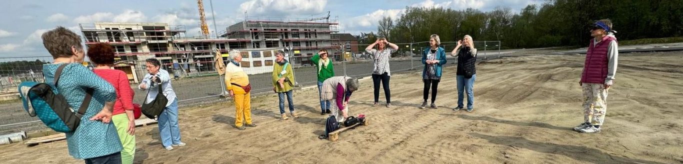 Die Oldenburger Beginen stehen im Halbkreis auf dem Bauplatz des Beginenhofes Helleheide.